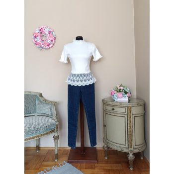 Rövid ujjas félgarbó csipkével