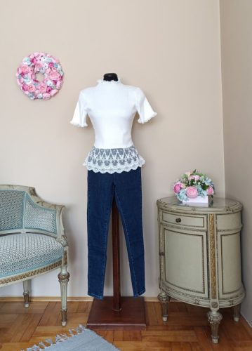 Rövid ujjas félgarbó csipkével