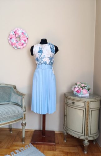 Pliszírozott szoknya övvel világoskék