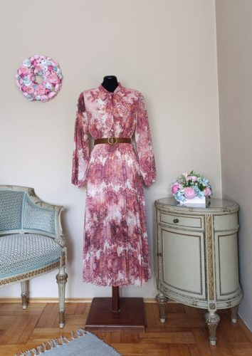 Nora pliszírozott szoknyás ruha övvel