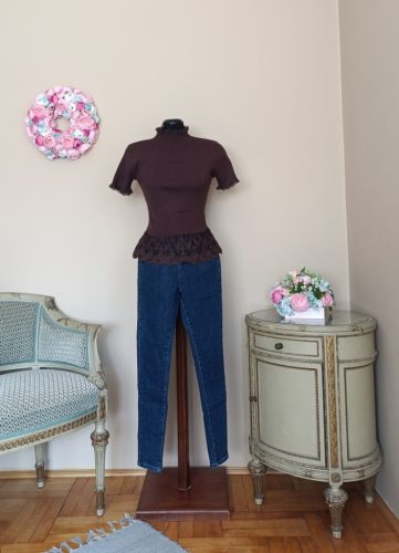 Rövid ujjas félgarbó csipkével