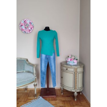 Anyagában bordázott pulcsi