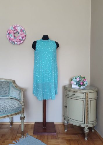 Pöttyös pliszírozott ruha