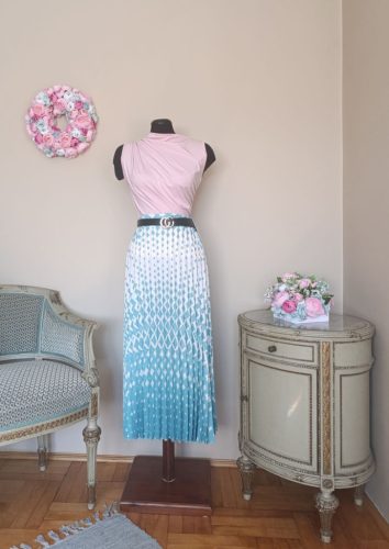 Pliszírozott szoknya övvel