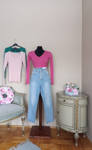 Extra puha bordázott V nyakú pulcsi