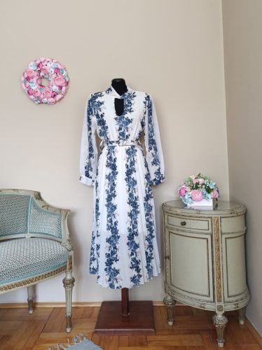 Kék virágos pliszírozott szoknyás ruha