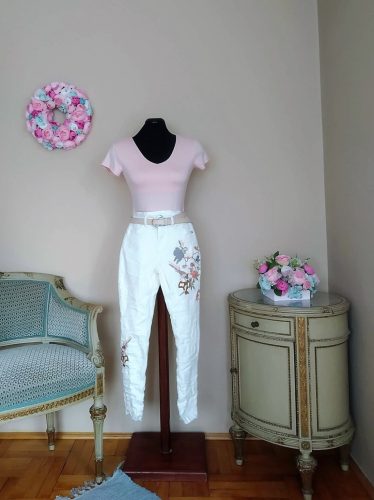 Nadrág virágos hímzéssel 