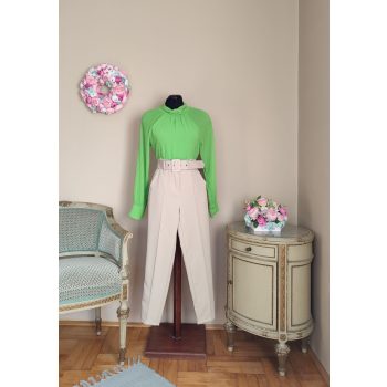 Bézs színű nadrág övvel