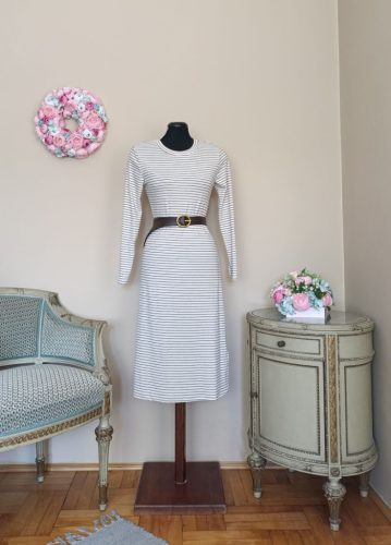 Csíkos pulcsiruha övvel 