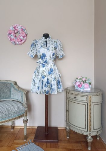 Kék virágos madeirás ruha