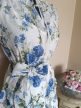 Kék virágos madeirás ruha